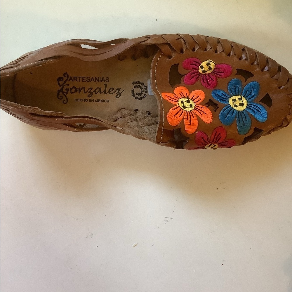 Handmade Leather Huarache Sandals with Embroidered Flowers | Size 7 Estimate - Picture 4 of 5